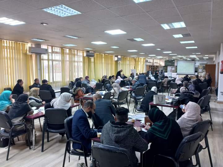 ورشة عمل قدمها مركز المناهج التعليمية والبحوث التربوية ،بإشراف مكتب خدمة المجتمع والتعليم المستمر بالكلية 