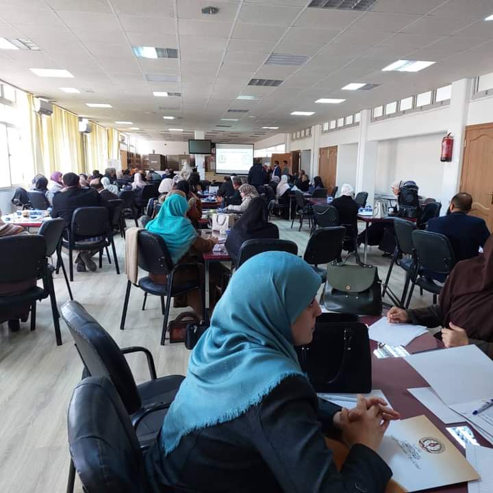 ورشة عمل قدمها مركز المناهج التعليمية والبحوث التربوية ،بإشراف مكتب خدمة المجتمع والتعليم المستمر بالكلية 